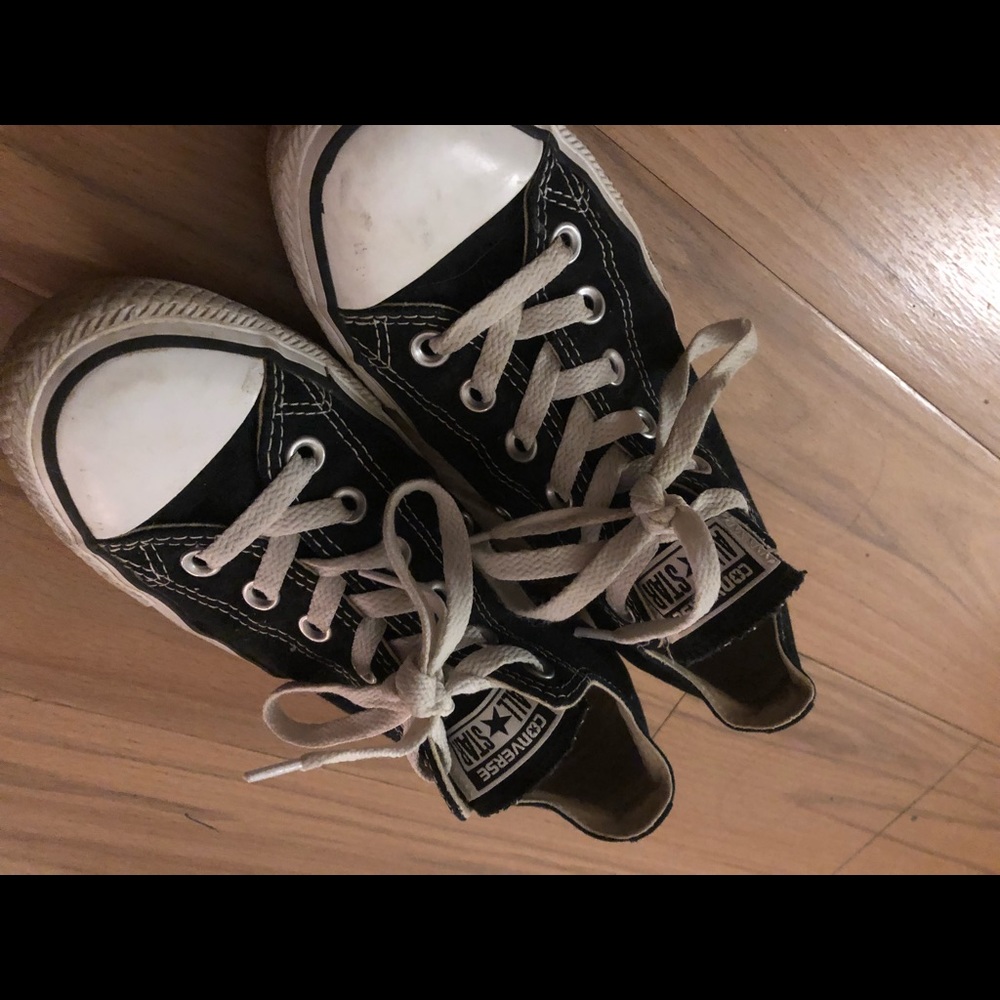 black and white low top converse!